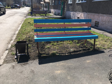Сотрудниками УК Терсинская было произведено закрепление уличных скамеек и урн для мусора